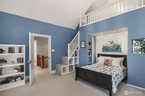 Bedroom - 2055 E Crescent Dr, Seattle, WA 98112 photo 4 of 6