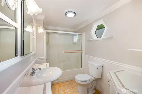 Bath - 2102 Jackson Ave, Everett, WA 98203 photo 1 of 1
