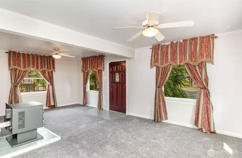 Living - 2102 Jackson Ave, Everett, WA 98203 photo 2 of 4