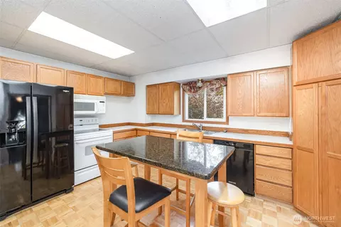 Kitchen - 2102 Jackson Ave, Everett, WA 98203 photo 2 of 3