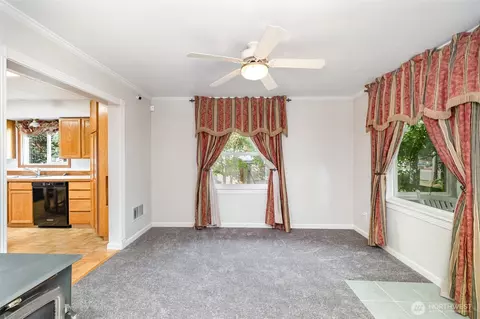 Living - 2102 Jackson Ave, Everett, WA 98203 photo 4 of 4