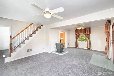 Living - 2102 Jackson Ave, Everett, WA 98203 photo 3 of 4