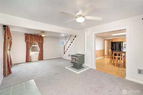 Living - 2102 Jackson Ave, Everett, WA 98203 photo 1 of 4