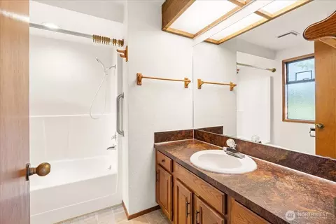 Bath - 140 Sunset Pl, Sequim, WA 98382 photo 3 of 4