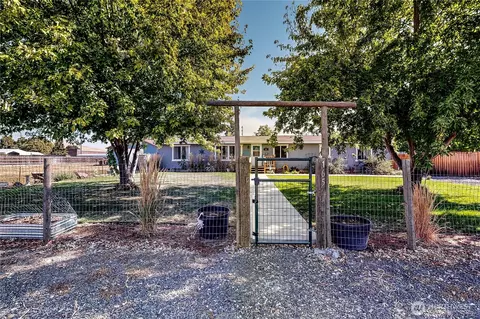 165 Harmon St, Waitsburg, WA 99361
