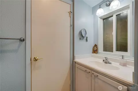 Bath - 14130 57th Dr SE, Everett, WA 98208 photo 2 of 2