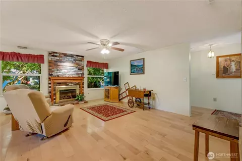 Living - 14130 57th Dr SE, Everett, WA 98208 photo 2 of 4