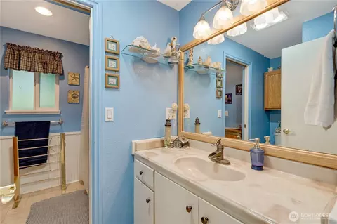 Bath - 14130 57th Dr SE, Everett, WA 98208 photo 1 of 2