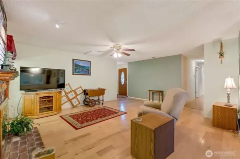 Living - 14130 57th Dr SE, Everett, WA 98208 photo 4 of 4