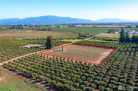 9919 Holmquist Rd, Lynden, WA 98264