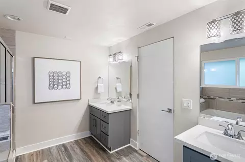 Bath - 11705 Silver Way, Everett, WA 98208 photo 2 of 3
