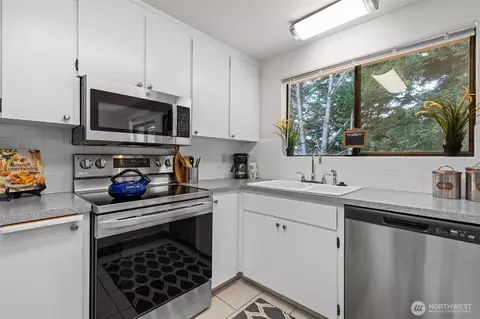 Kitchen - 528 213th St SW, Bothell, WA 98021 photo 2 of 4