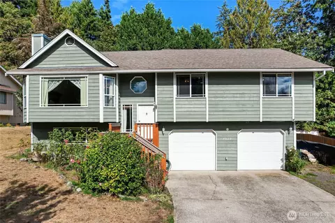 7529 Bridge Pl NE, Bremerton, WA 98311
