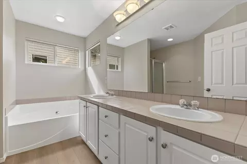 Bath - 14912 48th Ave SE, Everett, WA 98208 photo 3 of 3