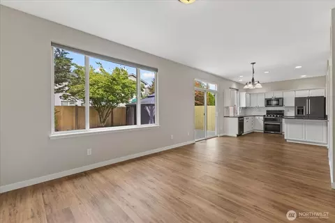 Living - 14912 48th Ave SE, Everett, WA 98208 photo 6 of 7