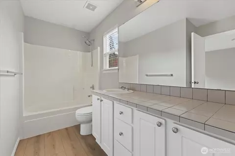 Bath - 14912 48th Ave SE, Everett, WA 98208 photo 2 of 3