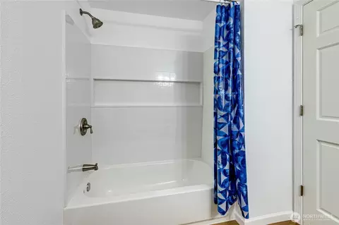 Bath - 321 216th St SE, Bothell, WA 98021 photo 4 of 5