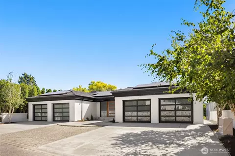 5044 Butterworth Rd, Mercer Island, WA 98040
