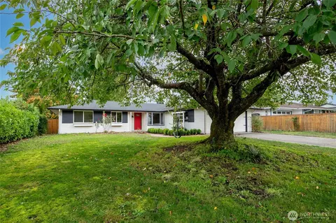 1919 Clovercrest St, Enumclaw, WA 98022 photo 2