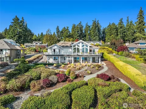 10052 Edgecombe Pl NE, Bainbridge Island, WA 98110