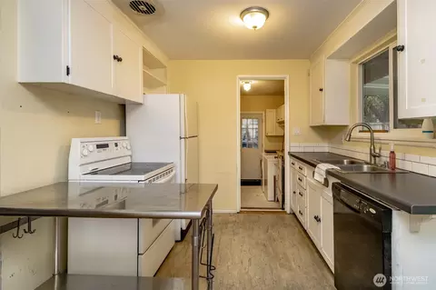 Kitchen - 8429 E St, Tacoma, WA 98445 photo 4 of 6