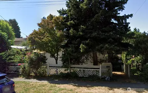 9537 Ashworth Ave N, Seattle, WA 98103