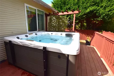 Exterior - 5815 8th Ave W, Everett, WA 98203 photo 5 of 7