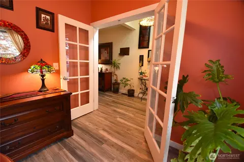 Entry Way - 5815 8th Ave W, Everett, WA 98203 photo 3 of 4