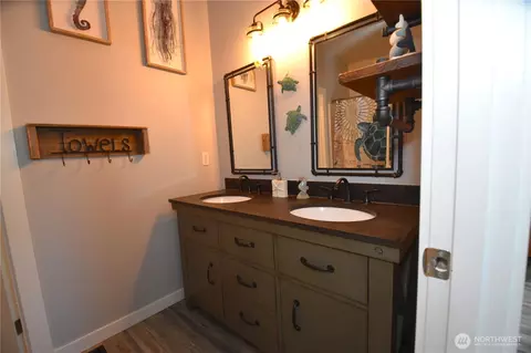 Bath - 5815 8th Ave W, Everett, WA 98203 photo 2 of 3
