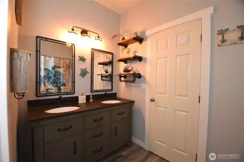 Bath - 5815 8th Ave W, Everett, WA 98203 photo 3 of 3