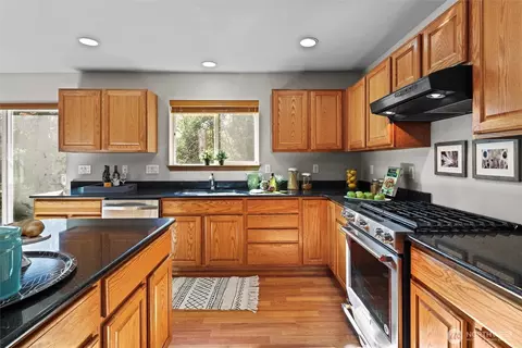 Kitchen - 19002 13th Ave SE, Bothell, WA 98012 photo 6 of 8