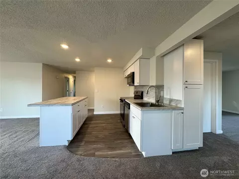 Kitchen - 3337 Pine St, Longview, WA 98632 photo 1 of 2