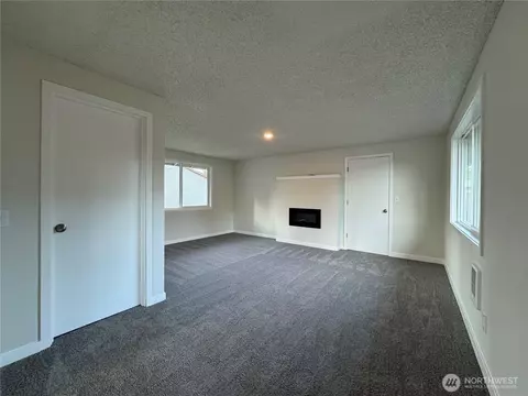 Living - 3337 Pine St, Longview, WA 98632 photo 3 of 5