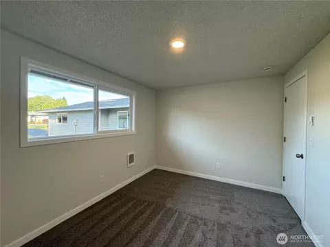 Bedroom - 3337 Pine St, Longview, WA 98632 photo 2 of 3