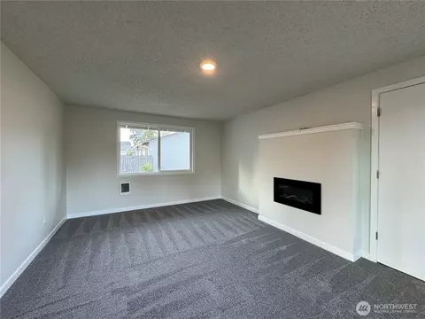 Living - 3337 Pine St, Longview, WA 98632 photo 4 of 5