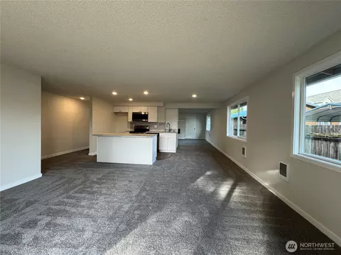 Living - 3337 Pine St, Longview, WA 98632 photo 2 of 5