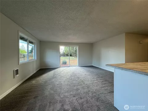 Living - 3337 Pine St, Longview, WA 98632 photo 1 of 5