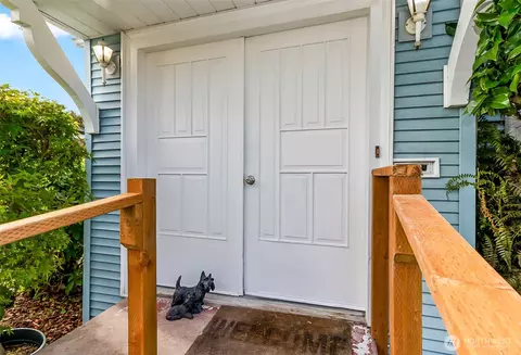Entry Way - 1102 Lombard Ave, Everett, WA 98201 photo 1 of 2