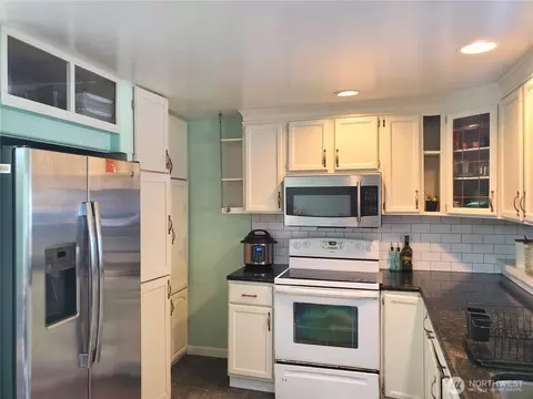 Kitchen - 16 E Intercity Ave, Everett, WA 98208 photo 2 of 3