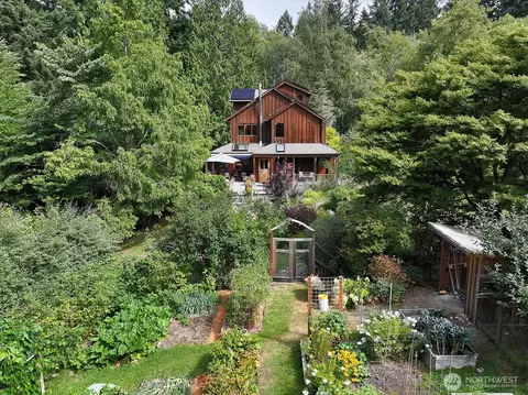 3700 Redtail Ln, Clinton, WA 98236