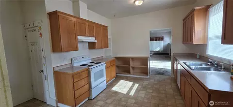 Entry Way - 1512 Rainier Ave, Everett, WA 98201 photo 1 of 3