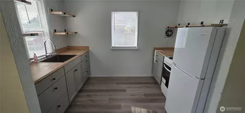 Kitchen - 1512 Rainier Ave, Everett, WA 98201 photo 2 of 3