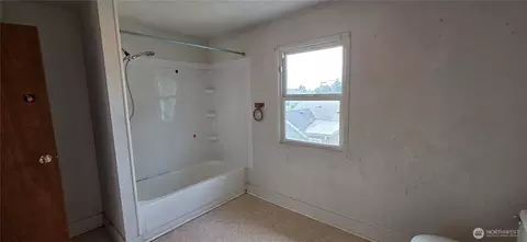 Bath - 1512 Rainier Ave, Everett, WA 98201 photo 2 of 3
