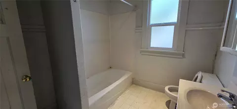 Bath - 1512 Rainier Ave, Everett, WA 98201 photo 1 of 3