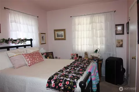 Bedroom - 511 16th Ave, Longview, WA 98632 photo 2 of 5