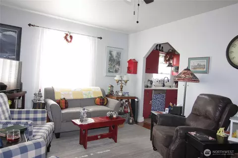 Living - 511 16th Ave, Longview, WA 98632 photo 2 of 2