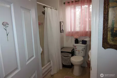 Bath - 511 16th Ave, Longview, WA 98632 photo 2 of 2