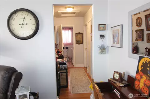 Entry Way - 511 16th Ave, Longview, WA 98632 photo 2 of 2