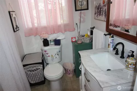 Bath - 511 16th Ave, Longview, WA 98632 photo 1 of 2