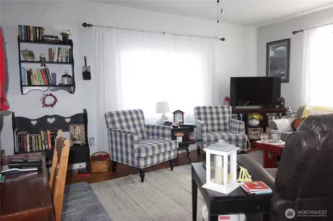 Living - 511 16th Ave, Longview, WA 98632 photo 1 of 2
